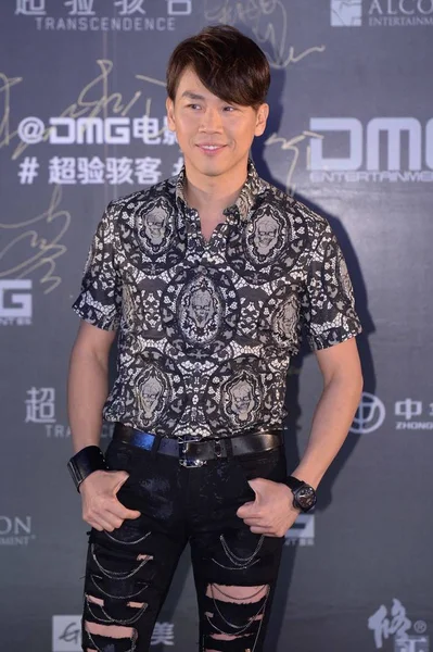 台湾歌手陶大伟2014年3月31日在中国北京为电影 首映式亮相时 在红毯上摆姿势 — 图库照片