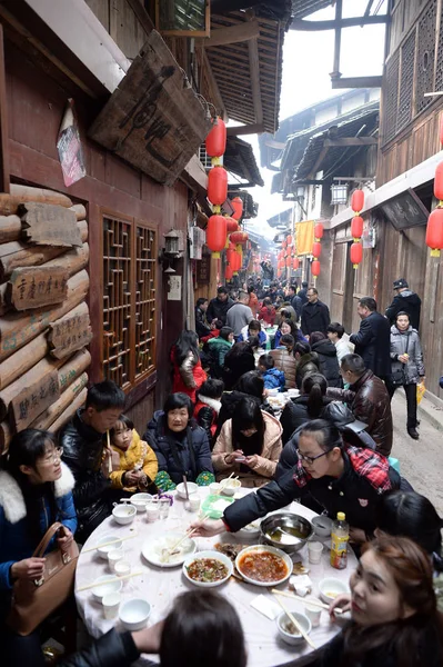 Turisták Helyi Lakosok Enni Egy Banketten Asztalok Körül Közelgő Kínai — Stock Fotó