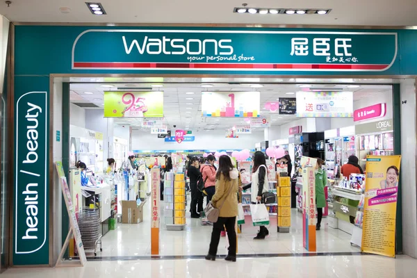 Ügyfelek Üzlet Egy Boltban Watsons Egy Bevásárlóközpontban Sanghajban Kína Március — Stock Fotó