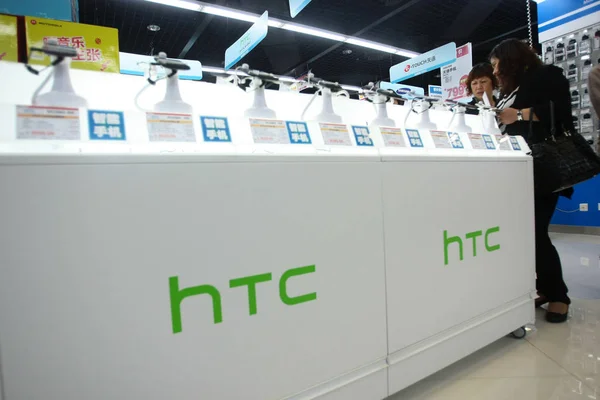 Kunden Kaufen Htc Smartphones Einem Geschäft Shanghai China Mai 2012 — Stockfoto