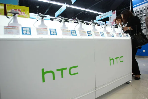 Clientes Compran Teléfonos Inteligentes Htc Una Tienda Shanghai China Mayo — Foto de Stock