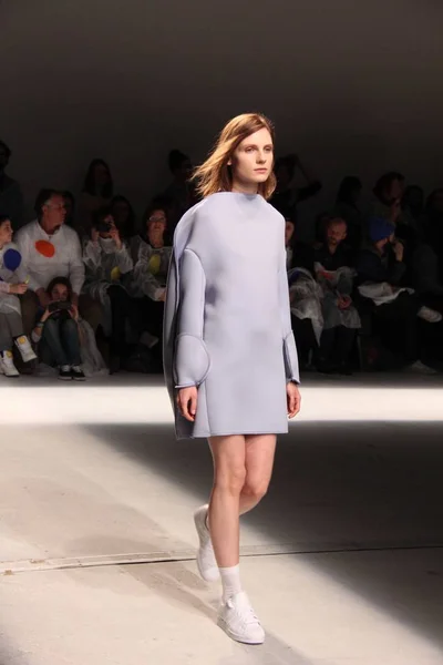 モデルは 2014 フランス パリのパリ ファッションの週の間に Jacquemus 2014年ファッションショーで新しい創造を表示します — ストック写真