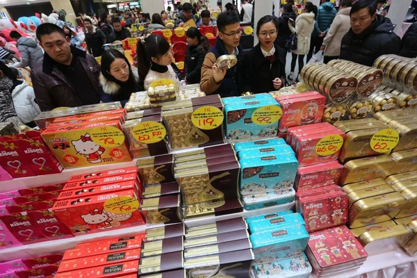 Clientes Chinos Compran Chocolate Para Próximo Día San Valentín Centro — Foto de Stock