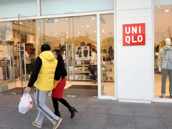 File Pejalan Kaki Melewati Sebuah Toko Uniqlo Shanghai China Maret — Stok Foto