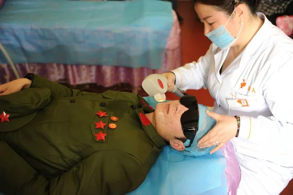 Lekarz Traktuje Twarz Chińskiego Działacz Charytatywny Zhang Yidong Który Otrzymał — Zdjęcie stockowe