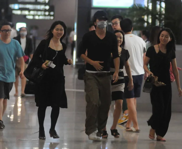 Taiwanese Singer Actor Jerry Yan Center Walks Terminal Shanghai Hongqiao — Stock Photo, Image