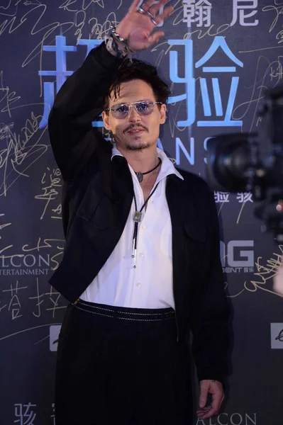 Americký Herec Johnny Depp Vlny Červeném Koberci Jak Dorazí Premiéru — Stock fotografie