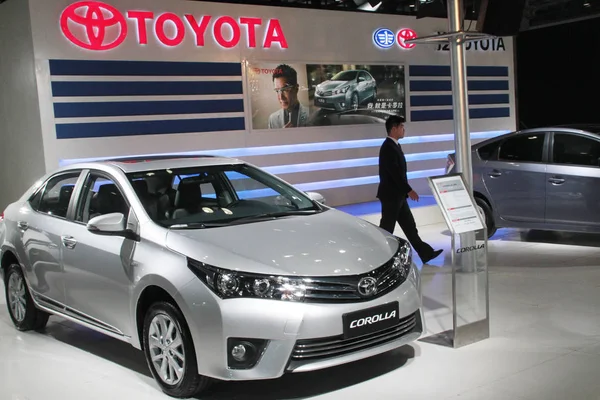 Empleado Chino Pasa Por Delante Toyota Corolla Durante Una Exposición — Foto de Stock