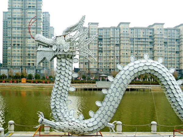 2014年1月11日 中国江苏省东部南京市楚河上 用10000块蓝白瓷制品制成的龙 — 图库照片