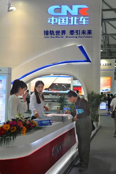 Kinesiska Personalen Hantera Besökare Montern Cnr China Northern Locomotive Och — Stockfoto