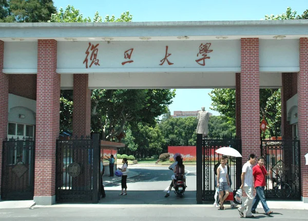 Pedestrians Walk Entrance Fudan University Shanghai China July 2006 — Stock Photo, Image