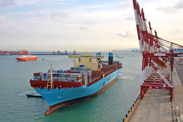 Trabalhadores Chineses Atracam Navio Contêiner Mary Maersk Linha Maersk Porto — Fotografia de Stock