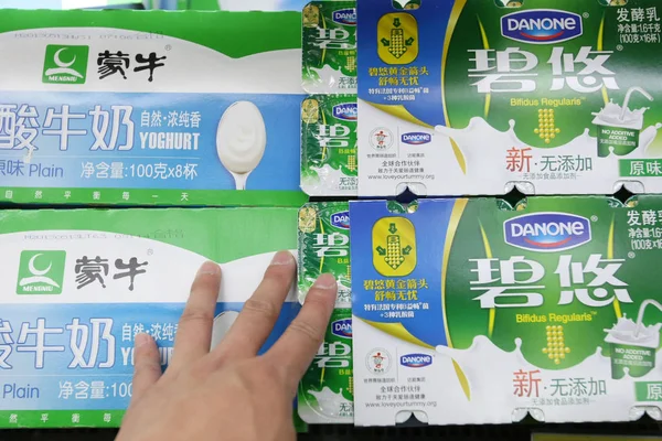 Customer Shops Danone Mengniu Yoghurt Supermarket Shanghai China May 2013 — Stock Photo, Image