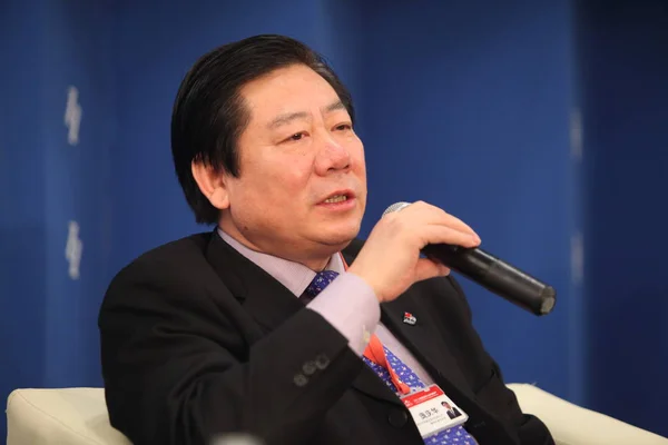 庞达汽车贸易有限公司董事长兼总经理庞庆华在2011年12月10日于中国北京举行的2011中国企业家峰会上发表讲话 — 图库照片