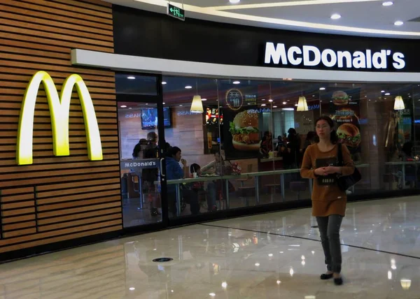Cliente Passa Por Restaurante Fast Food Mcdonalds Shopping Center Cidade — Fotografia de Stock
