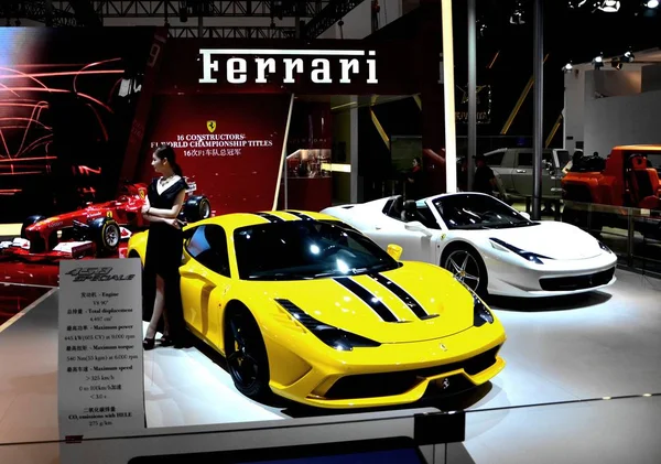 Модель Позує Ferrari 458 Speciale Під Час Пекін Міжнародної Автомобільної — стокове фото