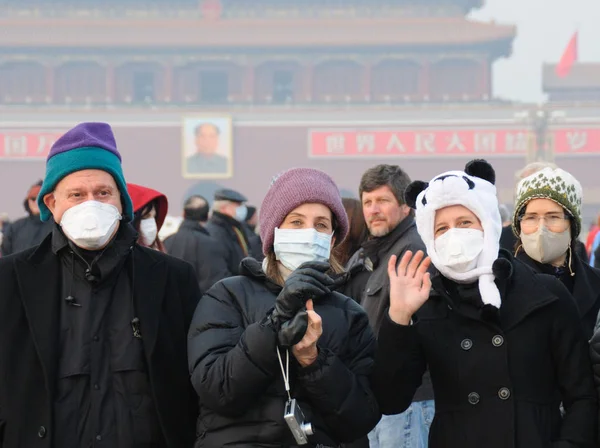Иностранные Туристы Масках Лица Посещают Площадь Тяньаньмэнь Пекине Китай Января — стоковое фото