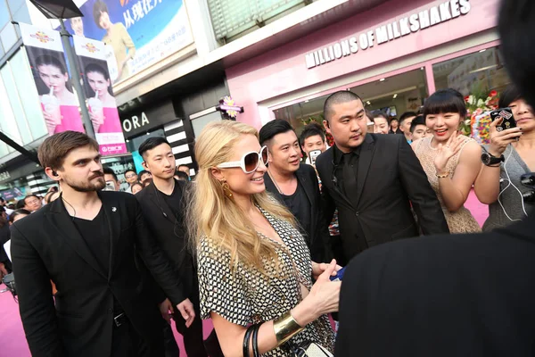 アメリカ社交界の名士パリス ヒルトン センター 2014 日新しいミルク シェーク店の何百万 上海にミルクセーキのため開会式に到着 — ストック写真