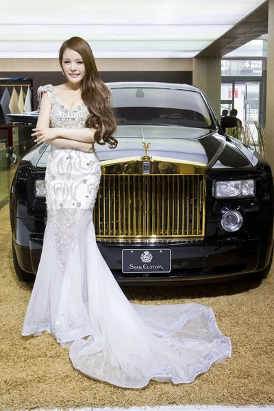 Model Poses Rolls Royce Limousine 13Th Beijing International Automotive Exhibition — Stock Photo, Image