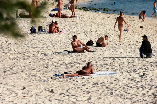 Los Nudistas Disfrutan Del Sol Una Playa Ciudad Sanya Provincia —  Fotos de Stock