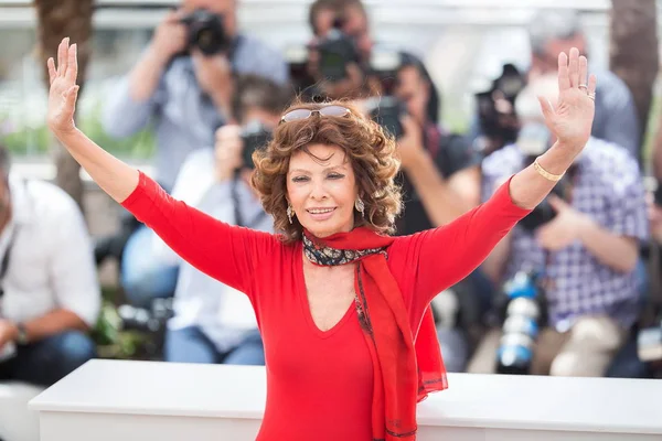2014年5月21日 在法国戛纳举行的第67届戛纳电影节上 意大利女演员索菲亚 洛伦在她的新电影 Voce Umana 的新闻发布会上挥手致意 — 图库照片