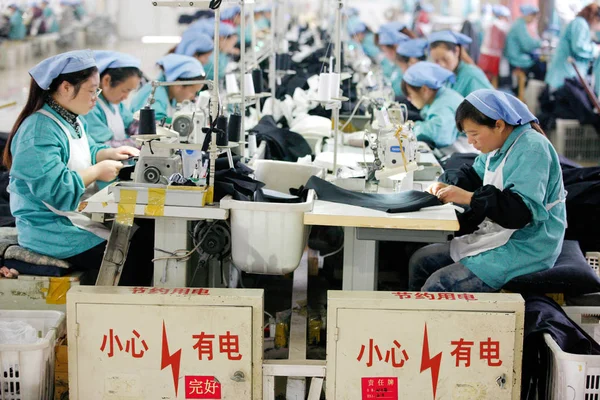 Trabajadores F bricas Chinas Fabrican Zapatos Adidas F brica Yue