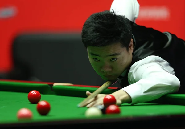 Ding Junhui Kina Spelar Ett Skott Mot Neil Robertson Australien — Stockfoto