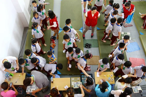 Młodzi Studenci Ustawiają Się Kolejce Zważenia Podczas Egzaminu Fizycznego Szkole — Zdjęcie stockowe