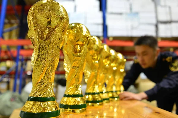 Китайський Митний Офіцер Перевіряє Захопив Підроблені Трофеї Кубка Світу Складі — стокове фото