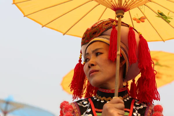 Artista Chinês Vestido Com Traje Tradicional Minoria Étnica Dai Participa — Fotografia de Stock