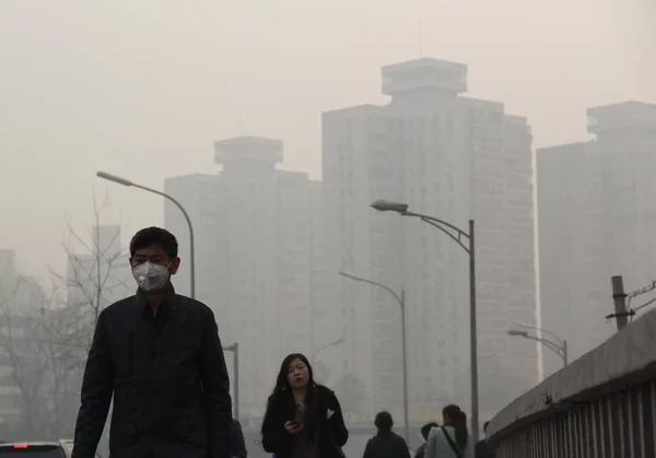 Gyalogos Viselt Álarc Sétál Közúti Nehéz Szmog Pekingben Kínában Február — Stock Fotó