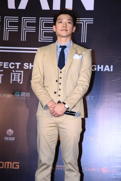 彼のコンサートは 雨の影響で 2014 上海での記者会見で 韓国の歌手および俳優雨ポーズ — ストック写真