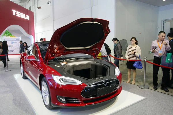 Посетители Смотрят Электромобиль Tesla Время Международной Технологической Ярмарки Шанхае Китай — стоковое фото