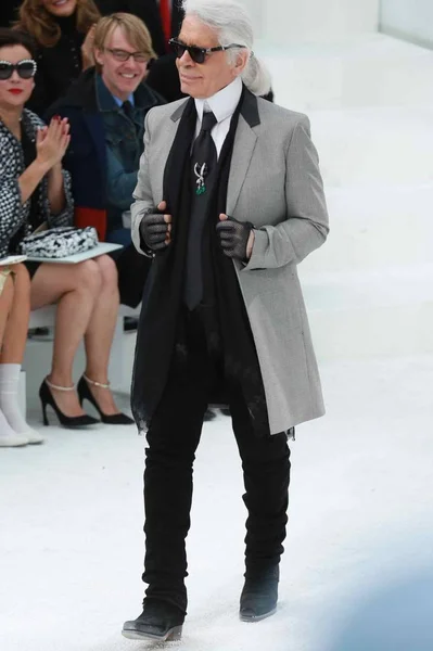 Diseñador Moda Alemán Karl Lagerfeld Representa Desfile Moda Chanel Durante —  Fotos de Stock