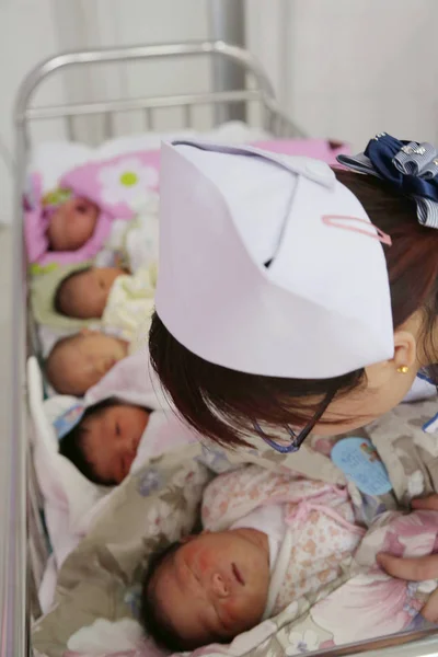 2014年2月3日 中国湖北省向阳市一家医院 一名中国护士照顾新生儿 — 图库照片