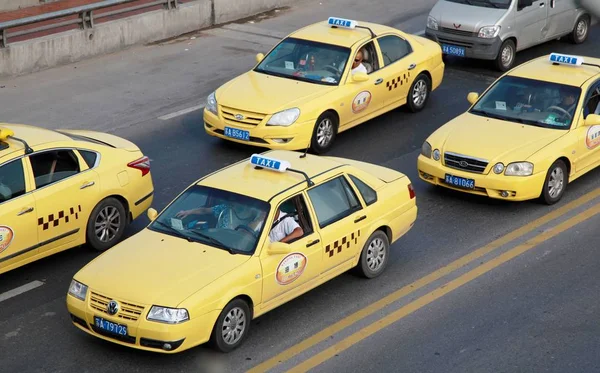 2014年10月6日 在中国东部江苏省南京市的一条公路上 出租车行驶 — 图库照片