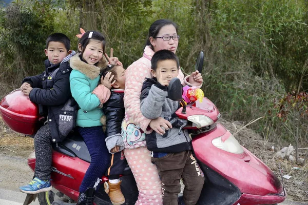 Eine Frau Und Vier Kleine Kinder Fahren Mit Einem Elektrofahrrad — Stockfoto