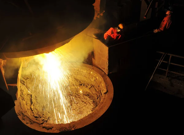 Chinesische Arbeiter Arbeiten Über Einem Ofen Mit Geschmolzenem Stahl Einem — Stockfoto
