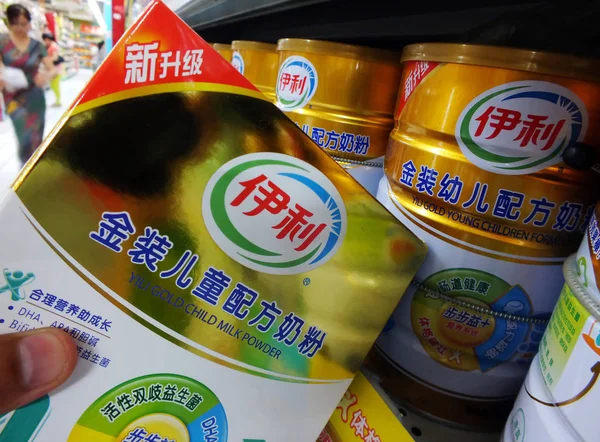 Customer Buys Carton Yili Gold Child Milk Powder Supermarket Yichang — Stock Photo, Image