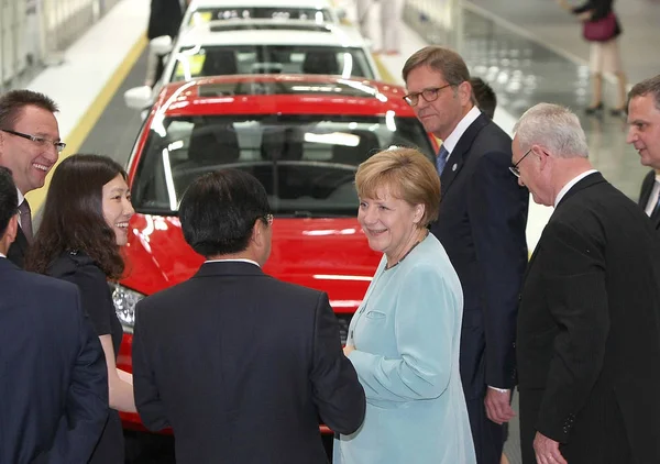 Kanselir Jerman Angela Merkel Tengah Mendengarkan Ketua Grup Faw Jianyi — Stok Foto