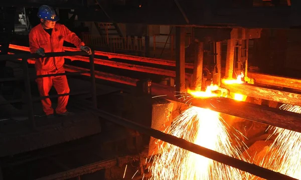 Ein Chinesischer Arbeiter Untersucht Die Produktion Von Stahlstäben Einem Werk — Stockfoto