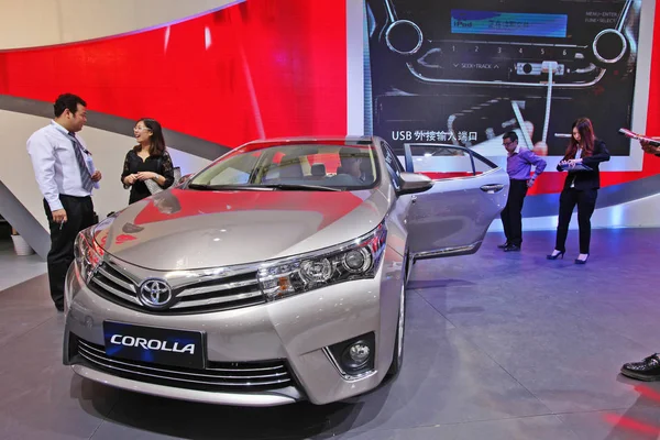 Les Visiteurs Regardent Une Toyota Corolla Lors Une Exposition Automobile — Photo
