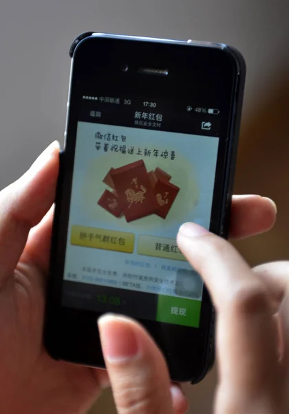 Mobile Phone User Sends Money Friends Xinnian Hongbao New Year — Stock Photo, Image