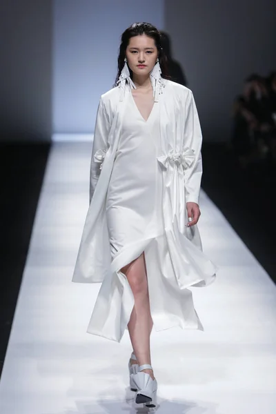 Modell Visar Skapelse Yifang Wan Modevisning Shanghai Mode Vecka Höst — Stockfoto