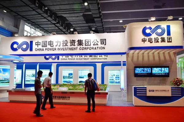 Människor Besöker Stand China Power Investment Corporation Moderbolag Shanghai Electric — Stockfoto