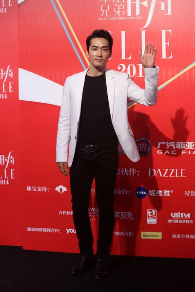 韩国演员宋承宪抵达2014年6月15日在中国上海举行的 4年华谊 艾莉星夜时挥手致意 — 图库照片