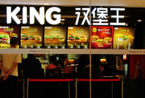 Clientes Comem Restaurante Fast Food Burger King Xangai China Setembro — Fotografia de Stock