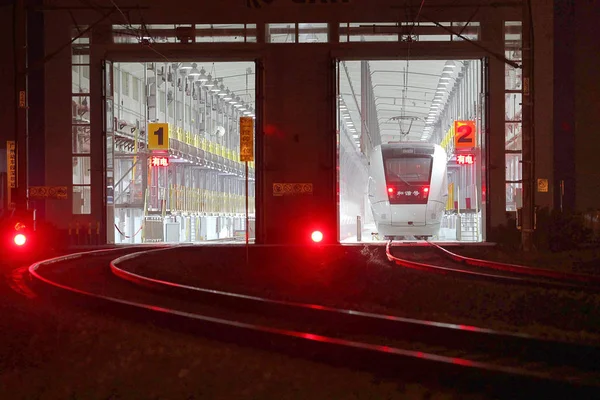 Ein Hochgeschwindigkeitszug Der Chinesischen Eisenbahn Wird Einer Wartungsstation Der Stadt — Stockfoto