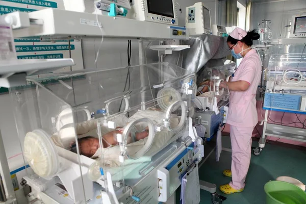 Infermiera Cinese Prende Cura Dei Neonati Negli Incubatori Ospedale Nella — Foto Stock