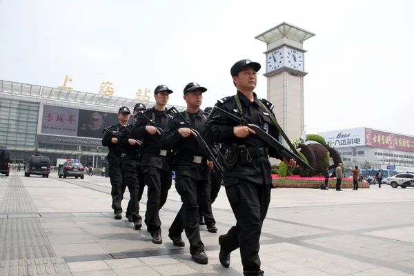 Shanghai Kína Május 2014 Rendőrségi Tisztviselők Fegyveres Fegyverekkel Járőr Téren — Stock Fotó